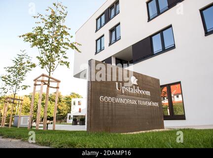 17. September 2020, Schleswig-Holstein, Lübeck: Vor der Wohnanlage befindet sich ein Schild mit der Aufschrift 'Upstalsboom Godewindpark Travemünde'. Foto: Daniel Bockwoldt/dpa Stockfoto