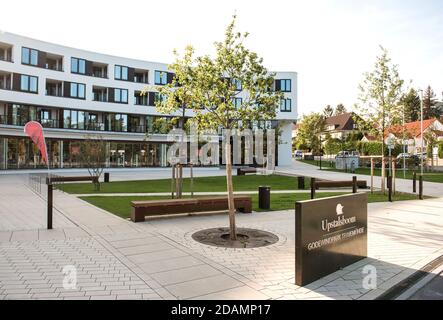 17. September 2020, Schleswig-Holstein, Lübeck: Vor der Wohnanlage befindet sich ein Schild mit der Aufschrift 'Upstalsboom Godewindpark Travemünde'. Foto: Daniel Bockwoldt/dpa Stockfoto