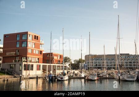 17. September 2020, Schleswig-Holstein, Lübeck: Schiffe werden auf der Halbinsel Priwall vor der Promenade an der 'Priwall Waterfront' vertäut. Foto: Daniel Bockwoldt/dpa Stockfoto
