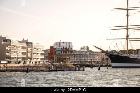 17. September 2020, Schleswig-Holstein, Lübeck: Blick auf die Halbinsel Priwall mit der Promenade an der 'Priwall Waterfront'. Auf der rechten Seite befindet sich das Museumsschiff Passat. Foto: Daniel Bockwoldt/dpa Stockfoto