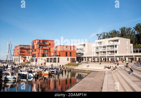 17. September 2020, Schleswig-Holstein, Lübeck: Blick auf die Halbinsel Priwall zur Promenade an der 'Priwall Waterfront' mit dem Hafen mit Booten und Segelschiffen. Foto: Daniel Bockwoldt/dpa Stockfoto