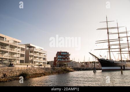 17. September 2020, Schleswig-Holstein, Lübeck: Blick auf die Halbinsel Priwall mit der Promenade an der 'Priwall Waterfront'. Auf der rechten Seite befindet sich das Museumsschiff Passat. Foto: Daniel Bockwoldt/dpa Stockfoto