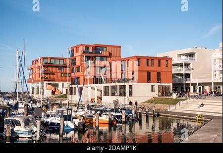 17. September 2020, Schleswig-Holstein, Lübeck: Blick auf die Halbinsel Priwall zur Promenade an der 'Priwall Waterfront' mit dem Hafen mit Booten und Segelschiffen. Foto: Daniel Bockwoldt/dpa Stockfoto