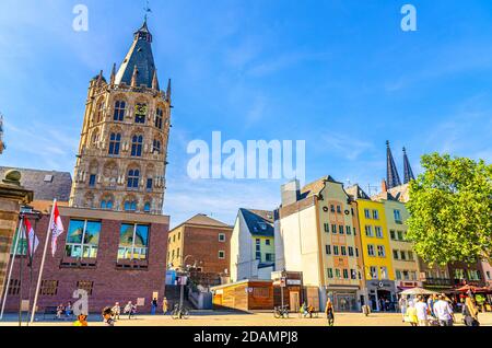 Köln, 23. August 2019: Rathausturm mit Turm und Uhr und bunten Gebäuden am Alten Markt im historischen Zentrum, blauer Himmel im Hintergrund Stockfoto