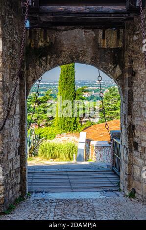 Brescia, Italien, 11. September 2019: Steinmauer mit Meerlonen und Zugbrücke Tor der mittelalterlichen Burg von Brescia oder Castello di Brescia oder Falcon von Italien, historische Innenstadt, Lombardei Stockfoto