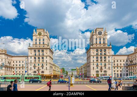 Minsk, Belarus, 26. Juli 2020: Die Tore von Minsk zwei hohe Türme Sozialistischen Klassizismus Stalin Empire-Stil Gebäude mit Uhr auf Bahnhof Platz, blauer Himmel weißen Wolken in sonnigen Sommertag Stockfoto