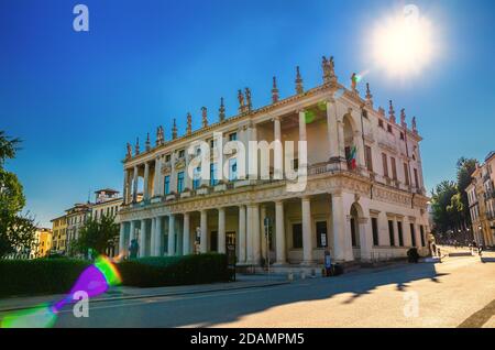 Vicenza, Italien, 12. September 2019: Museum der Civic Art Gallery des Palazzo Chiericati Palastgebäudes mit Säulen, Piazza Matteotti Platz, historisches Stadtzentrum, Sonne Licht Hintergrund, Region Venetien Stockfoto