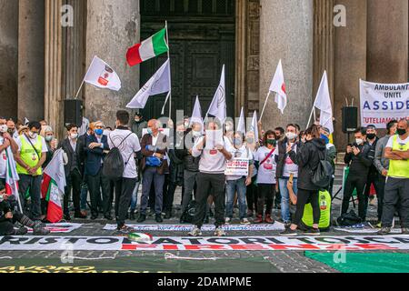 ROM ITALIEN 13 November 2020. Eine Demonstration vor dem Pantheon in Rom, organisiert von Ristoratori Toscana zusammen mit TNI-Tutela Nazionale Imprese, die von Restaurantbesitzern, NCC, Hoteliers, Straßenverkäufern besucht wurde, nach einem marsch, der von Florenz aus begann. Die Demonstranten fordern die italienische Regierung auf, Maßnahmen zu ergreifen, um die wirtschaftliche Not zu überwinden, die durch die Sperre in Italien verursacht wurde. Kredit: amer ghazzal/Alamy Live Nachrichten Stockfoto
