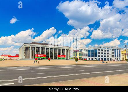 Minsk, Belarus, 26. Juli 2020: Palast der Republik palastartiges Regierungsgebäude mit Präsidentschaftswahlen Werbeplakat auf Oktoberplatz und Independence Avenue, blauer Himmel Stockfoto
