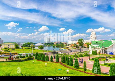 Minsk, Weißrussland, 26. Juli 2020: Stadtbild der Stadt Minsk mit Nemiga Bezirk, Traeckaje Trinity Vorort und Hotel Belarus in der Nähe der Böschung des Flusses Svislach, blauer Himmel weiße Wolken in sonnigen Sommertag Stockfoto