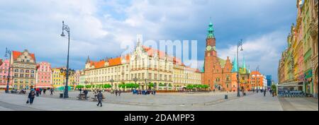 Breslau, Polen, 7. Mai 2019: Altes Rathaus und Neues Rathaus, Reihe von bunten traditionellen Gebäuden auf dem gepflasterten Rynek Marktplatz in der Altstadt historischen Stadtzentrum Stockfoto