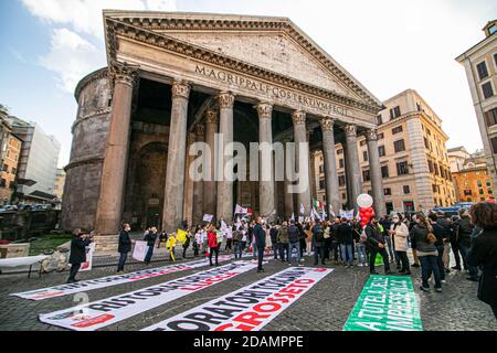 ROM ITALIEN 13 November 2020. Eine Demonstration vor dem Pantheon in Rom, organisiert von Ristoratori Toscana zusammen mit TNI-Tutela Nazionale Imprese, die von Restaurantbesitzern, NCC, Hoteliers, Straßenverkäufern besucht wurde, nach einem marsch, der von Florenz aus begann. Die Demonstranten fordern die italienische Regierung auf, Maßnahmen zu ergreifen, um die wirtschaftliche Not zu überwinden, die durch die Sperre in Italien verursacht wurde. Kredit: amer ghazzal/Alamy Live Nachrichten Stockfoto