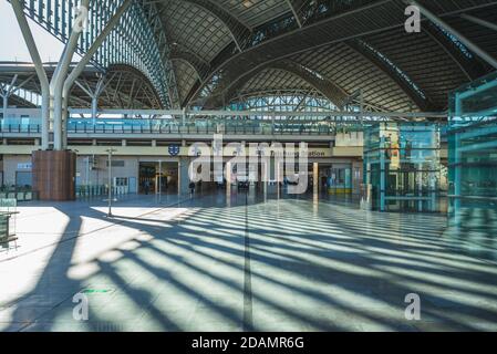 11. November 2020: Erhöhter Bahnhof Taichung in Taichung, Taiwan, bedient von Taiwan Railways Administration. Es wurde eingeweiht, in dem das gro Stockfoto