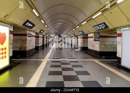 Ukraine, Kiew - 13. November 2020: Leere U-Bahn während Quarantäne, Syrets Station. Die Plattform der ukrainischen Meropole ohne Menschen. Verlassen Stockfoto