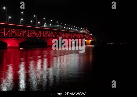 Die Auckland Harbour (Harbour) Bridge ist im Rahmen der ANZAC-Gedenkfeier am 25. April jedes Jahres rot beleuchtet.