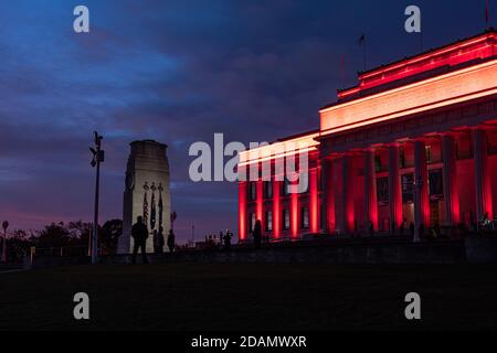 Das Auckland war Memorial Museum ist als Teil der ANZAC Gedenkfeier am 25. April jedes Jahres rot beleuchtet. Der Morgengrauen-Service hat in der Regel t Stockfoto