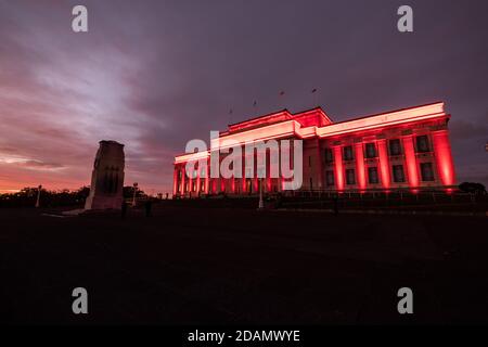 Das Auckland war Memorial Museum ist als Teil der ANZAC Gedenkfeier am 25. April jedes Jahres rot beleuchtet. Der Morgengrauen-Service hat in der Regel t Stockfoto