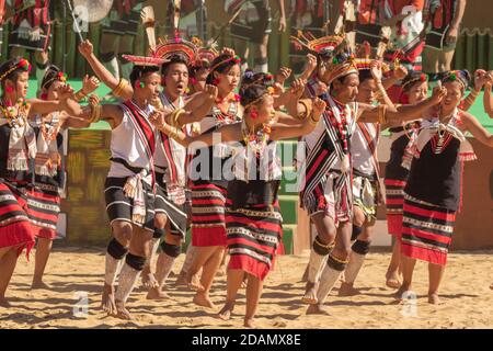 Gruppe von Naga Tribesmen und Frauen in ihren traditionellen gekleidet Kleidung Tanz während Hornbill Festival in Nagaland Indien am 4 Dezember 2016 Stockfoto