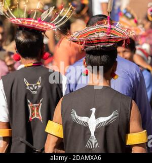 Abstraktes Porträt von Naga-Männern mit traditioneller Kopfbedeckung Strohhalm Stockfoto