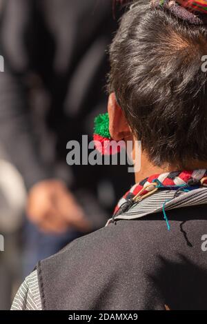 Abstract Porträt eines jungen Naga Tribesman in seiner gekleidet Tribal Kleidung trägt einen bunten traditionellen Ohrring in Nagaland Indien Am 4. Dezember 2016 Stockfoto