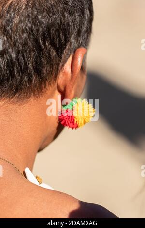 Abstract Porträt eines jungen Naga Tribesman in seiner gekleidet Tribal Kleidung trägt einen bunten traditionellen Ohrring in Nagaland Indien Am 4. Dezember 2016 Stockfoto