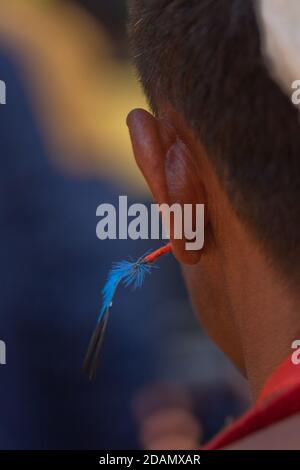 Abstract Porträt eines Naga-Tribesmanns mit blauer Feder Traditioneller Ohrring in Kisama Nagaland Indien am 4. Dezember 2016 Stockfoto