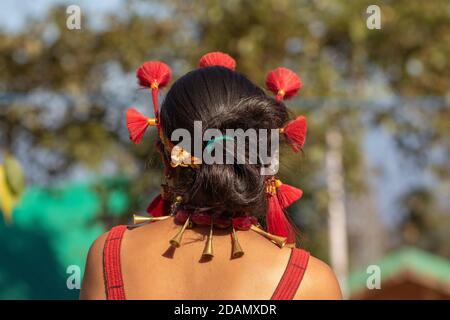 Abstraktes Bild einer traditionellen Naga Frauen von hinten Tragen Sie eine traditionelle Kopfbedeckung Stockfoto