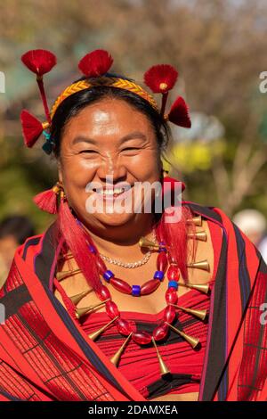 Porträt einer lächelnden Tribal Naga Frauen in traditionellen gekleidet Tribal Kleidung in kohima Nagaland Indien am 4. Dezember 2016 Stockfoto