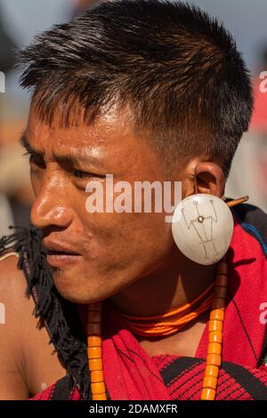 Porträt eines jungen Naga-Stammesmannes in seiner Stammesangehörigen Kleidung im Dorf Kisama in Nagaland Indien am 4. Dezember 2016 Stockfoto