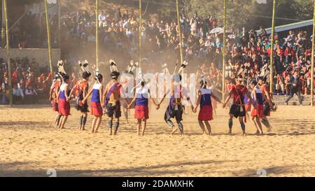 Gruppe von Naga Tribesmen und Frauen in ihren traditionellen gekleidet Kleidung Tanz während Hornbill Festival in Nagaland Indien am 4 Dezember 2016 Stockfoto