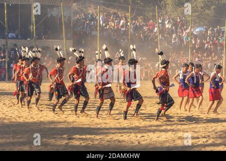 Gruppe von Naga Tribesmen und Frauen in ihren traditionellen gekleidet Kleidung Tanz während Hornbill Festival in Nagaland Indien am 4 Dezember 2016 Stockfoto