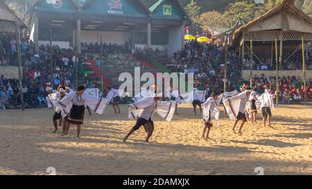 Junge Jungen und Mädchen aus dem stamm der kuki von Nagaland tanz während der goldenen Stunde während des Hornbill-Festivals in Nagaland Indien Am 3. Dezember 2016 Stockfoto