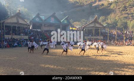 Junge Jungen und Mädchen aus dem stamm der kuki von Nagaland tanz während der goldenen Stunde während des Hornbill-Festivals in Nagaland Indien Am 3. Dezember 2016 Stockfoto