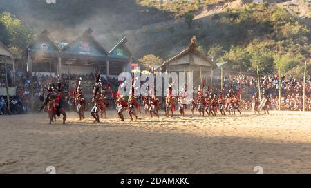 Naga Tribesmen gekleidet in ihre traditionelle Kleidung tanzen während Hornbill festival inKisama Heritage Village in Nagaland Indien am 3. Dezember 2016 Stockfoto