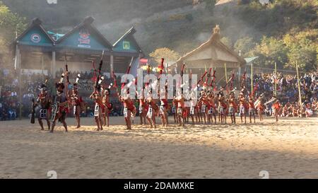 Naga Tribesmen gekleidet in ihre traditionelle Kleidung tanzen während Hornbill festival inKisama Heritage Village in Nagaland Indien am 3. Dezember 2016 Stockfoto