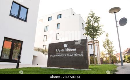 17. September 2020, Schleswig-Holstein, Lübeck: Vor der Wohnanlage befindet sich ein Schild mit der Aufschrift 'Upstalsboom Godewindpark Travemünde'. Foto: Daniel Bockwoldt/dpa Stockfoto