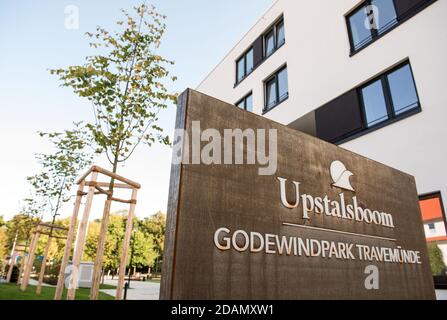 17. September 2020, Schleswig-Holstein, Lübeck: Vor der Wohnanlage befindet sich ein Schild mit der Aufschrift 'Upstalsboom Godewindpark Travemünde'. Foto: Daniel Bockwoldt/dpa Stockfoto