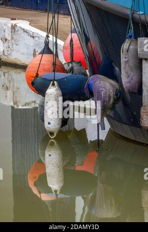 Eine große Anzahl von Kunststoff-Boot Kotflügel hängen an den Bögen eines Kanal schmalen Boot bei braunston auf dem Grand Union Kanal. Stockfoto