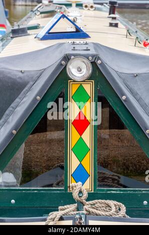 Die Vorderseite eines traditionellen schmalen Bootes in traditionellen Farben gemalt. rosen und Burgen. Stockfoto
