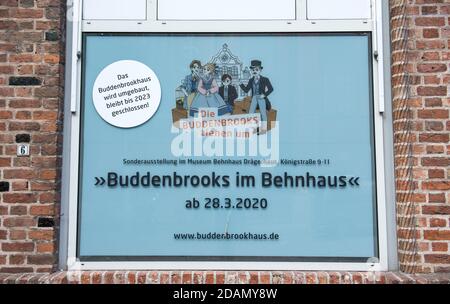 17. September 2020, Schleswig-Holstein, Lübeck: Blick auf ein Schild mit der Aufschrift "Buddenbrooks im Behnhaus", das in der Nähe des Buddenbrookhauses hängt, das derzeit wegen Renovierungsarbeiten geschlossen ist Foto: Daniel Bockwoldt/dpa Stockfoto