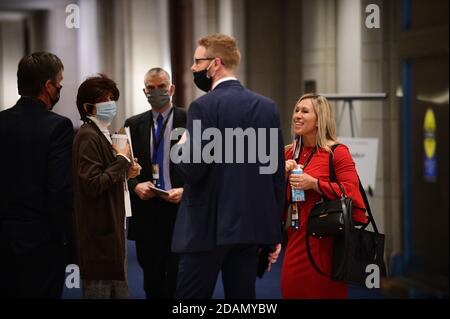 Die designierte US-Repräsentantin Marjorie Taylor Greene (Republikaner von Georgien), rechts, schließt sich anderen an, um sich während einer Kongressorientierung auf dem Capitol Hill in Washington, DC, am 13. November 2020 zu unterhalten. Quelle: Astrid Riecken/Pool via CNP /MediaPunch Stockfoto