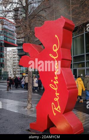 Berlinale Bär im Eingang des Sony Centers während der Internationalen Filmfestspiele Berlin. Berlin, Deutschland Stockfoto