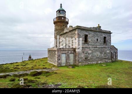 Der höhere der beiden ursprünglichen Leuchttürme aus dem Jahr 1816-18 Von Robert Stevenson mit Blick auf den unteren Leuchtturm und den einen Auf dem entfernten Huhn Ro Stockfoto