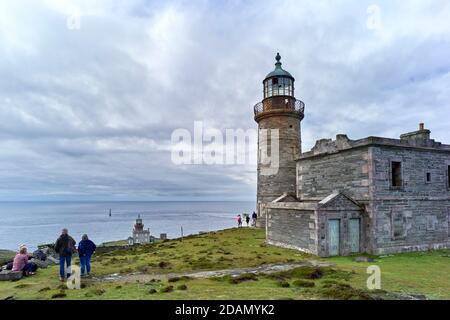 Tagesbesucher auf der höheren der ursprünglichen beiden Leuchttürme Erbaut 1816-18 von Robert Stevenson mit Blick auf die neuere untere Leuchtturm und der auf Stockfoto