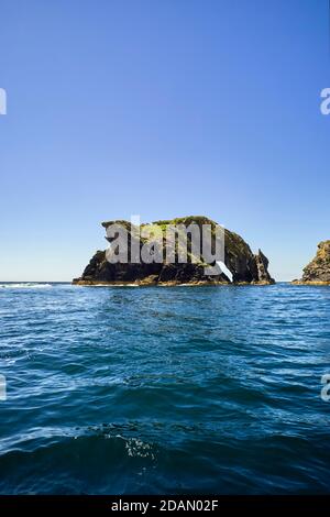 Der trinkende Drache rockt vom Kalb des Menschen der Kleine Insel vor der Hauptinsel von man Stockfoto