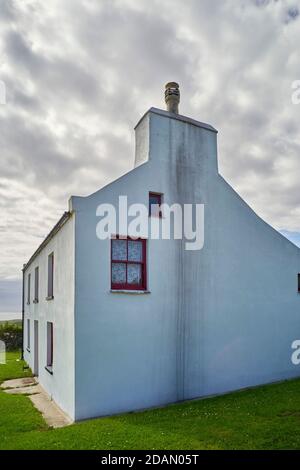 Altes Bauernhaus in Cregneish, lebendes Museum, zeigt Flecken auf der Außenwand von brennendem Torf Stockfoto