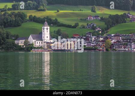 Editorial: ST. WOLFGANG, OBERÖSTERREICH, ÖSTERREICH, 16. August 2020 - Blick auf St. Wolfgang am frühen Morgen, vom Steg in Gschwendt aus gesehen Stockfoto