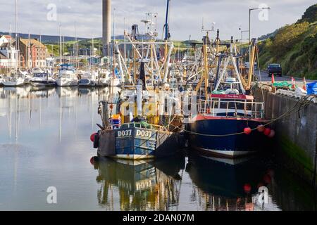 Fischerboote liegen im Hafen von Peel Stockfoto