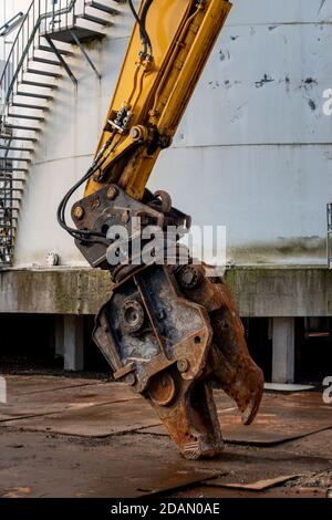 Hydraulische Schere an einem Bagger bereit zum Abreißen und Schneiden von Blechen Stockfoto