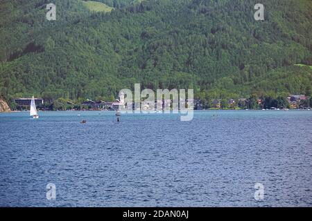 Editorial: ST. WOLFGANG, OBERÖSTERREICH, ÖSTERREICH, 16. August 2020 - Fernansicht von Strobl mit Wolfgangsee, von St. Wolfgang aus gesehen Stockfoto